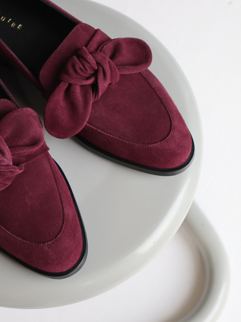 Loafer with a puffy suede bow detail on the vamp, in a bordeaux suede. 