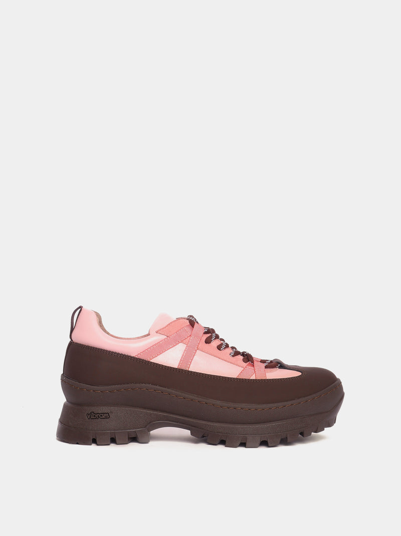 Sneaker with a Vibram anti-slip outsole in pink and brown with brown laces.