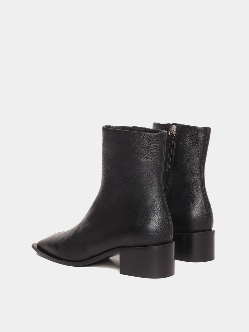 Black ankle boot with inner zipper, square heel and square toe