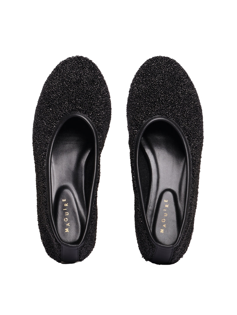 Ballerina flats made of black raffia