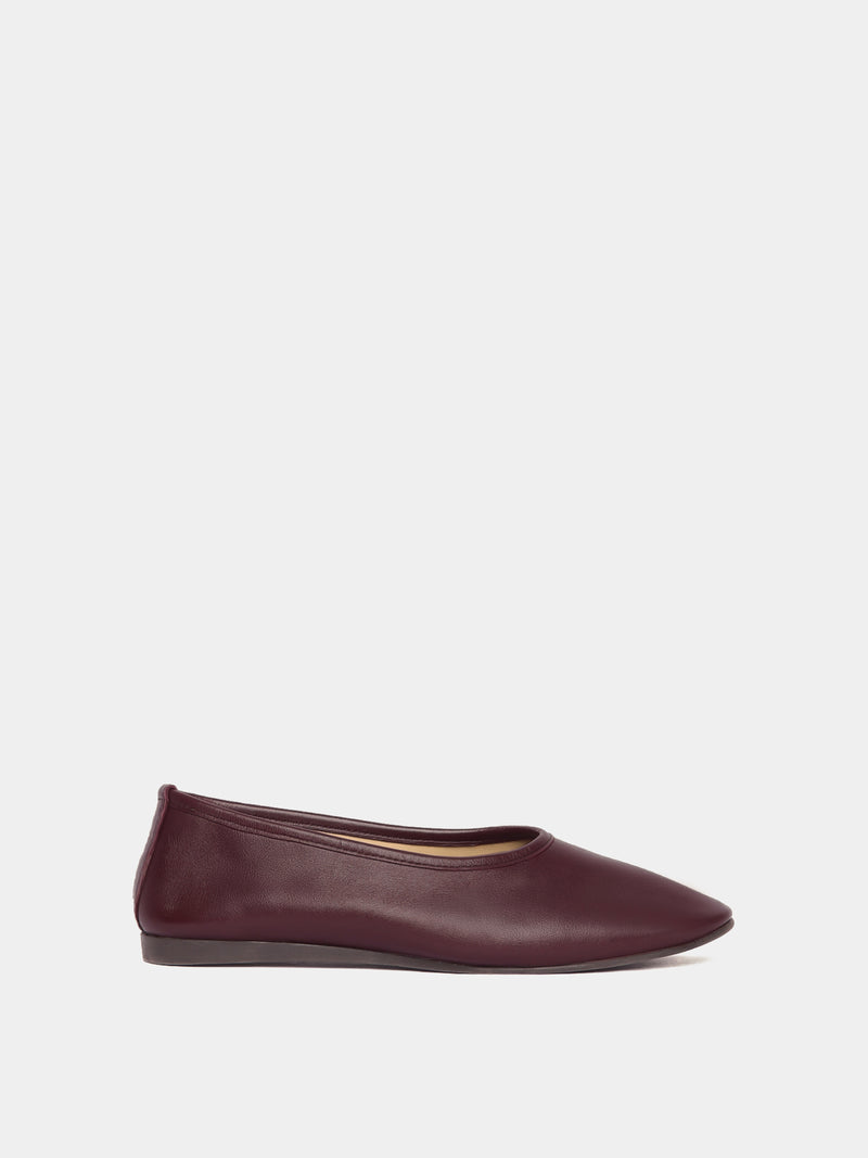 Ballerina flat made of plum leather