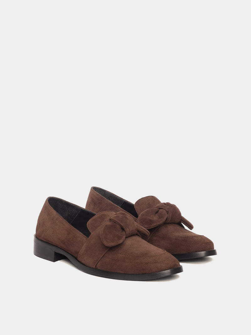 Loafer with a puffy suede bow detail on the vamp, in a brown suede. 