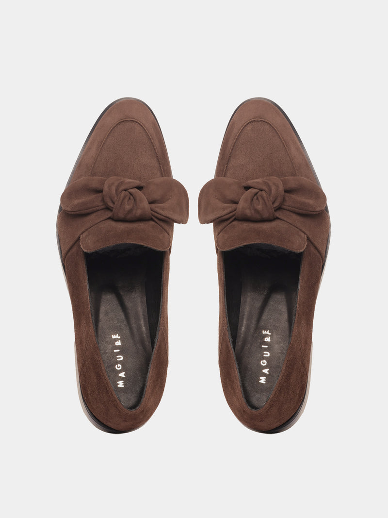 Loafer with a puffy suede bow detail on the vamp, in a brown suede. 