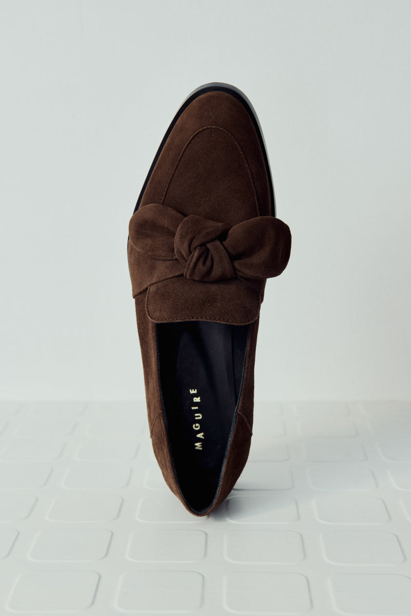 Loafer with a puffy suede bow detail on the vamp, in a brown suede. 