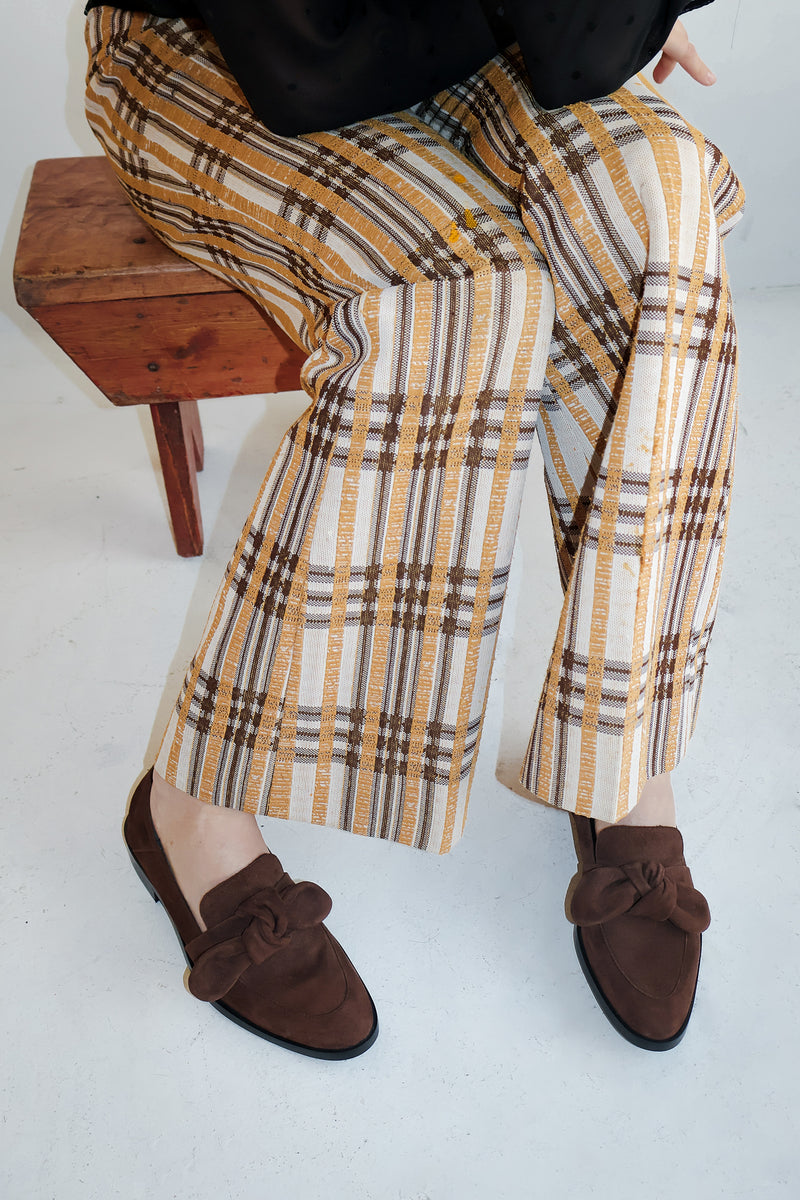Loafer with a puffy suede bow detail on the vamp, in a brown suede. 